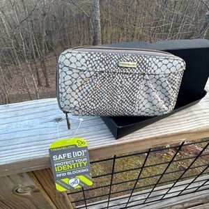 NWT travelon wallet